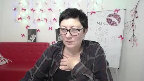 Snapshot of emilyl0vee chatting on February 23, 7:11 pm Emily online show from February 23, 7:11 pm