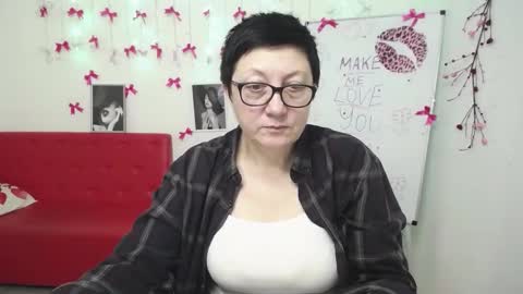 Snapshot of emilyl0vee chatting on February 24, 6:50 pm Emily online show from February 24, 6:50 pm