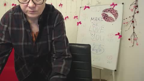 Snapshot of emilyl0vee chatting on February 26, 7:13 pm Emily online show from February 26, 7:13 pm