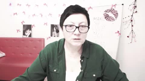 Snapshot of emilyl0vee chatting on March 1, 6:32 pm Emily online show from March 1, 6:32 pm