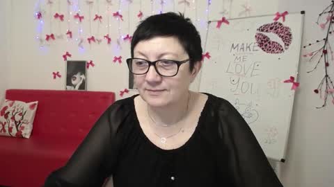 Snapshot of emilyl0vee chatting on March 2, 6:37 pm Emily online show from March 2, 6:37 pm