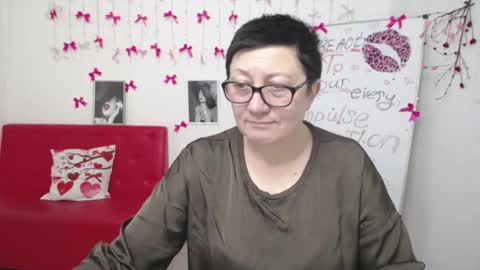 Snapshot of emilyl0vee chatting on March 4, 6:58 pm Emily online show from March 4, 6:58 pm