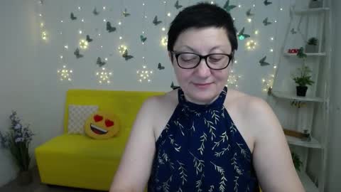 Snapshot of emilyl0vee chatting on March 7, 6:27 pm Emily online show from March 7, 6:27 pm