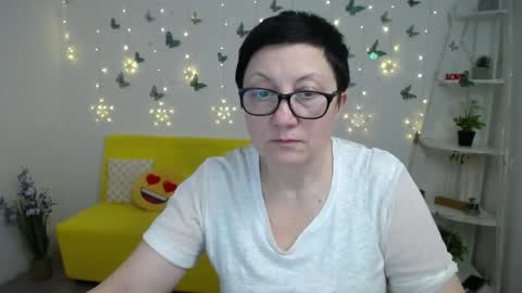 Snapshot of emilyl0vee chatting on March 8, 2:15 am Emily online show from March 8, 2:15 am