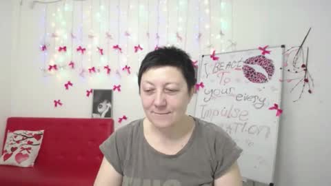 Snapshot of emilyl0vee chatting on March 10, 6:24 pm Emily online show from March 10, 6:24 pm