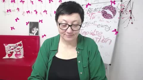 Snapshot of emilyl0vee chatting on March 14, 6:19 am Emily online show from March 14, 6:19 am