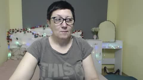 Snapshot of emilyl0vee chatting on March 15, 6:19 am Emily online show from March 15, 6:19 am