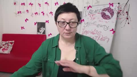 Snapshot of emilyl0vee chatting on March 16, 6:23 pm Emily online show from March 16, 6:23 pm