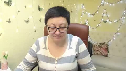 Snapshot of emilyl0vee chatting on March 17, 6:33 pm Emily online show from March 17, 6:33 pm