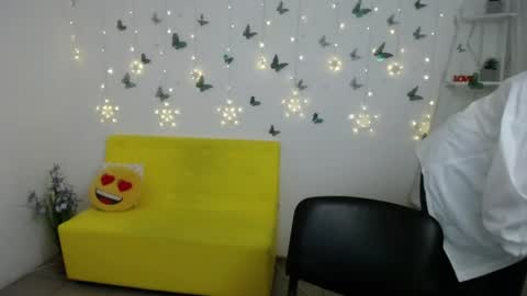 Snapshot of emilyl0vee chatting on March 28, 7:08 am Emily online show from March 28, 7:08 am