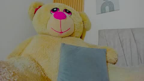 Snapshot of emilylittle___ chatting on February 14, 1:30 pm EMI online show from February 14, 1:30 pm