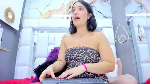 Snapshot of emilymadrid chatting on February 8, 11:01 am Emily online show from February 8, 11:01 am