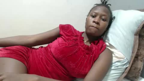Snapshot of emilyposha chatting on May 5, 7:44 pm Emilly online show from May 5, 7:44 pm