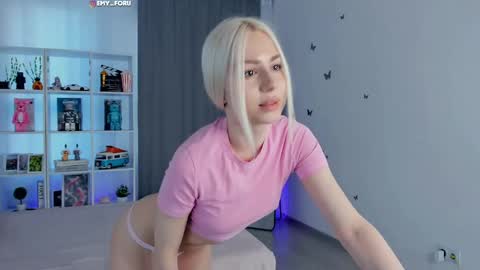 Hey i am  Emily     am -  pm online show from May 22, 5:07 pm