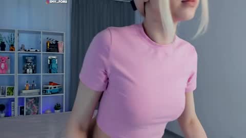 Hey i am  Emily     am -  pm online show from May 28, 5:10 pm