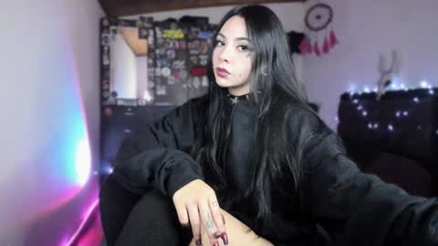 Snapshot of emilyrymer chatting on December 3, 10:18 pm Emily Support me to have 100 likes plx online show from December 3, 10:18 pm