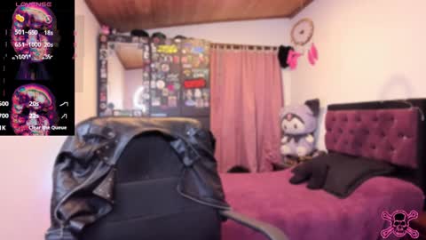 Snapshot of emilyrymer chatting on December 20, 10:32 pm Emily Support me to have 100 likes plx online show from December 20, 10:32 pm