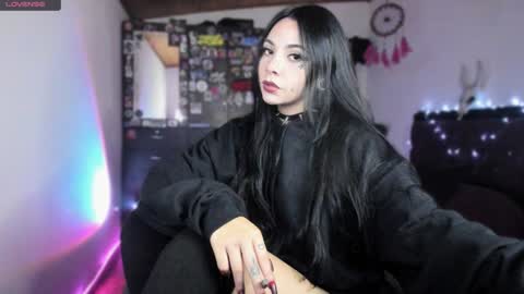 Snapshot of emilyrymer chatting on December 23, 10:23 pm Emily Support me to have 100 likes plx online show from December 23, 10:23 pm