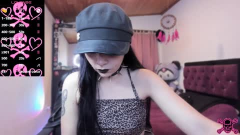 Snapshot of emilyrymer chatting on December 28, 12:47 am Emily Support me to have 100 likes plx online show from December 28, 12:47 am