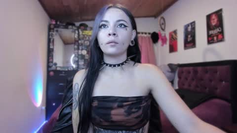 Snapshot of emilyrymer chatting on January 28, 2:42 pm Emily Support me to have 100 likes plx online show from January 28, 2:42 pm