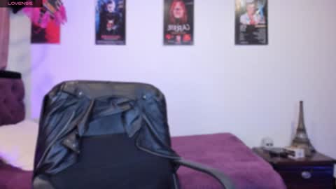 Snapshot of emilyrymer chatting on February 2, 6:53 pm Emily Support me to have 100 likes plx online show from February 2, 6:53 pm