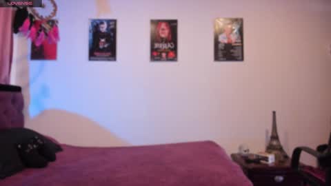 Snapshot of emilyrymer chatting on February 4, 5:45 pm Emily Support me to have 100 likes plx online show from February 4, 5:45 pm