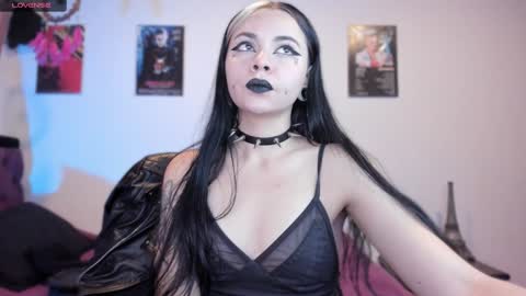 Snapshot of emilyrymer chatting on February 8, 1:54 am Emily Support me to have 100 likes plx online show from February 8, 1:54 am