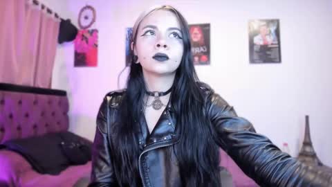 Snapshot of emilyrymer chatting on February 18, 3:21 am Emily Support me to have 100 likes plx online show from February 18, 3:21 am