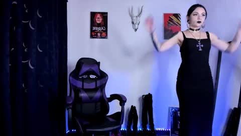 Snapshot of emilyrymer chatting on October 18, 7:03 pm Emily Support me to have 100 likes plx online show from October 18, 7:03 pm