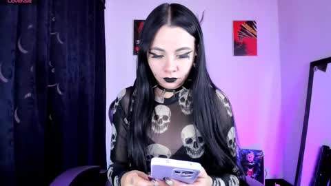 Snapshot of emilyrymer chatting on October 29, 9:27 pm Emily Support me to have 100 likes plx online show from October 29, 9:27 pm