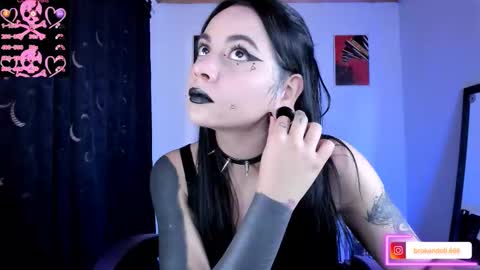 Snapshot of emilyrymer chatting on November 13, 7:35 pm Emily Support me to have 100 likes plx online show from November 13, 7:35 pm