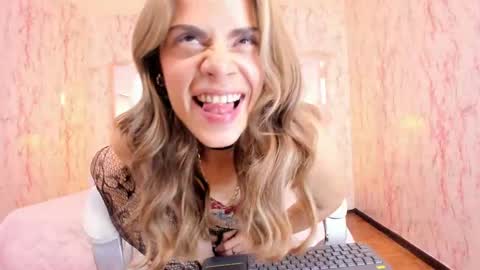 Emily  2200 - 600GMT-5 online show from May 21, 8:27 pm