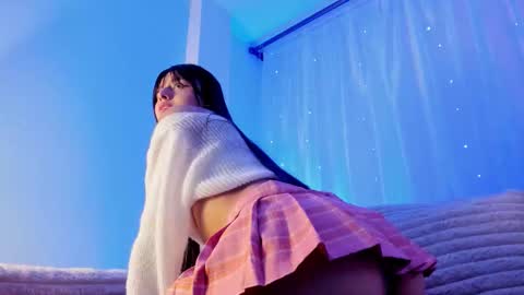 Snapshot of emilywithe_ chatting on February 24, 11:36 pm online show from February 24, 11:36 pm
