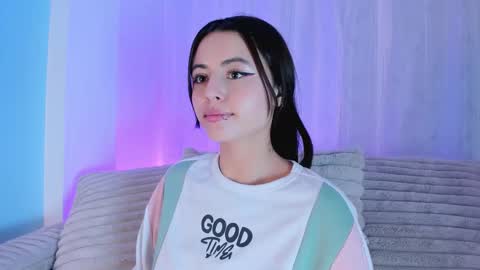 Snapshot of emilywithe_ chatting on March 6, 11:23 pm online show from March 6, 11:23 pm