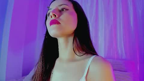 Snapshot of emilywithe_ chatting on March 28, 11:37 pm online show from March 28, 11:37 pm