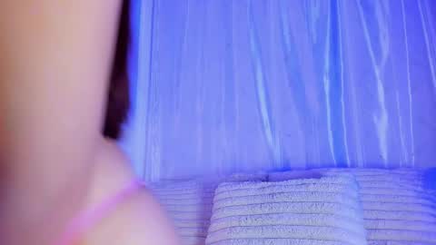 Snapshot of emilywithe_ chatting on May 2, 11:43 pm online show from May 2, 11:43 pm