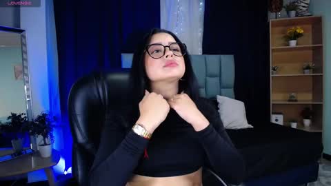 Snapshot of emilyy05_ chatting on November 13, 3:27 am Emily online show from November 13, 3:27 am