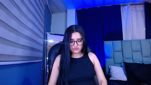 Snapshot of emilyy05_ chatting on November 22, 3:38 am Emily online show from November 22, 3:38 am