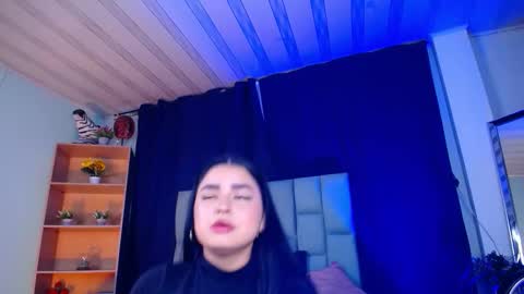 Snapshot of emilyy05_ chatting on December 2, 3:23 am Emily online show from December 2, 3:23 am