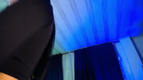 Snapshot of emilyy05_ chatting on December 16, 3:22 am Emily online show from December 16, 3:22 am