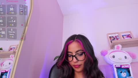 Snapshot of emilyy_bank chatting on January 31, 11:56 pm Emily Bank online show from January 31, 11:56 pm
