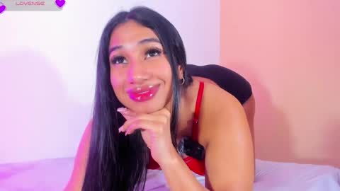 Snapshot of emilyy_walker chatting on April 9, 12:43 pm emilyy_walker online show from April 9, 12:43 pm