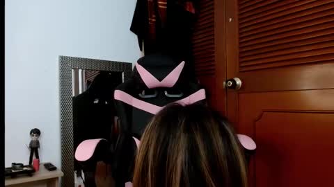 emilyzans07 online show from February 25, 7:47 pm