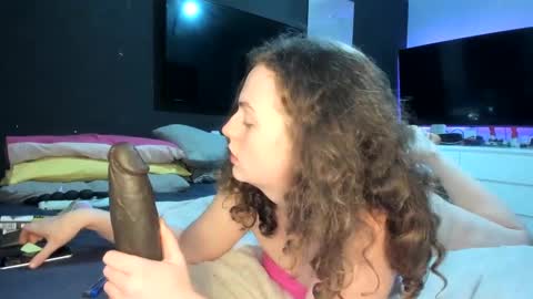 Snapshot of emliyjamesmjb chatting on December 15, 2:59 pm emliyjamesmjb online show from December 15, 2:59 pm