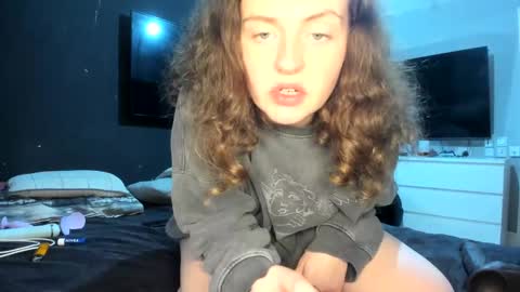 Snapshot of emliyjamesmjb chatting on December 28, 5:14 pm emliyjamesmjb online show from December 28, 5:14 pm