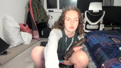 Snapshot of emliyjamesmjb chatting on January 11, 5:40 pm emliyjamesmjb online show from January 11, 5:40 pm