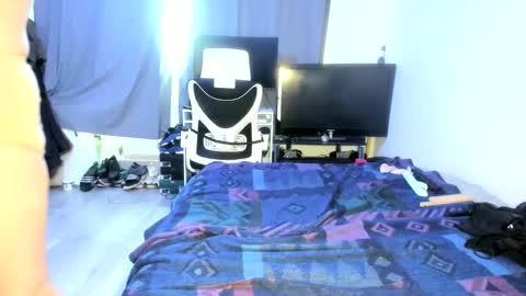 Snapshot of emliyjamesmjb chatting on February 7, 10:40 am emliyjamesmjb online show from February 7, 10:40 am