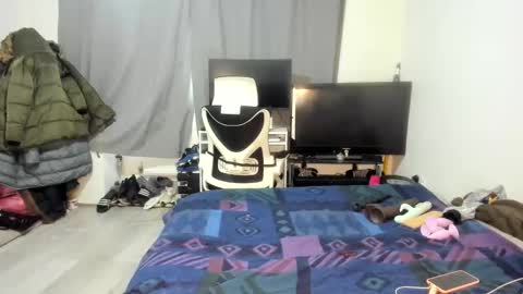 Snapshot of emliyjamesmjb chatting on February 8, 9:13 am emliyjamesmjb online show from February 8, 9:13 am