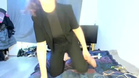 Snapshot of emliyjamesmjb chatting on February 12, 12:44 pm emliyjamesmjb online show from February 12, 12:44 pm