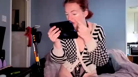 Snapshot of emliyjamesmjb chatting on September 10, 8:25 am emliyjamesmjb online show from September 10, 8:25 am